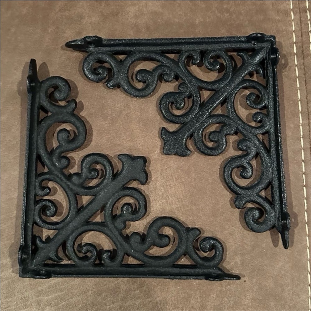 2 Black Cast Iron Wall Brackets